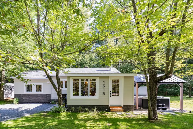 Façade du chalet en été