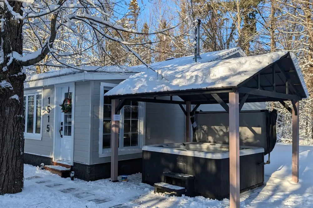 Le chalet et le spa sous la neige en hiver