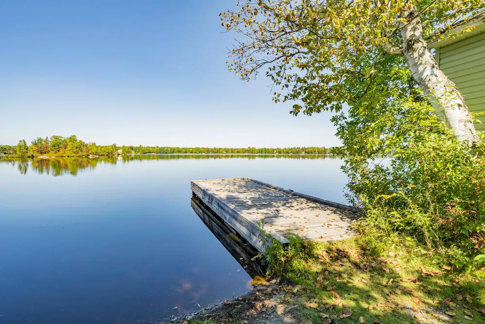 Quai en bois sur le lac par une journée ensoleillée